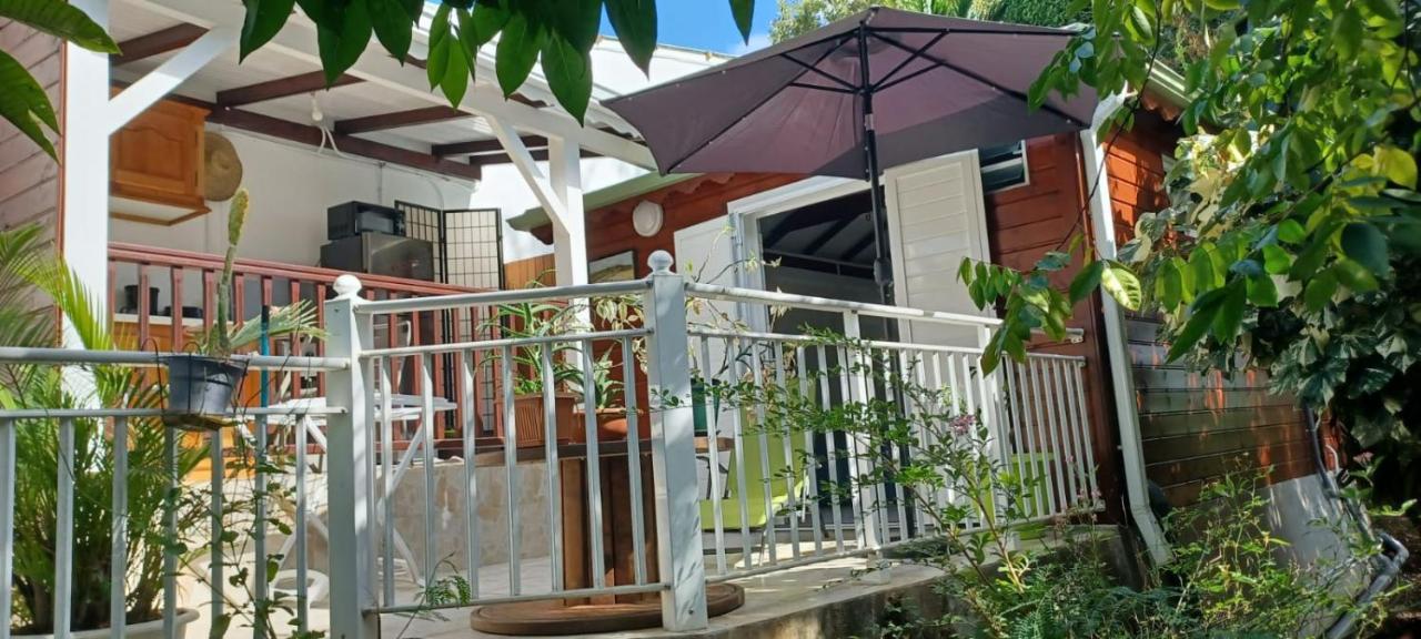 Gite Mamour - Charmant Petit Bungalow A Decouvrir Baillif Экстерьер фото
